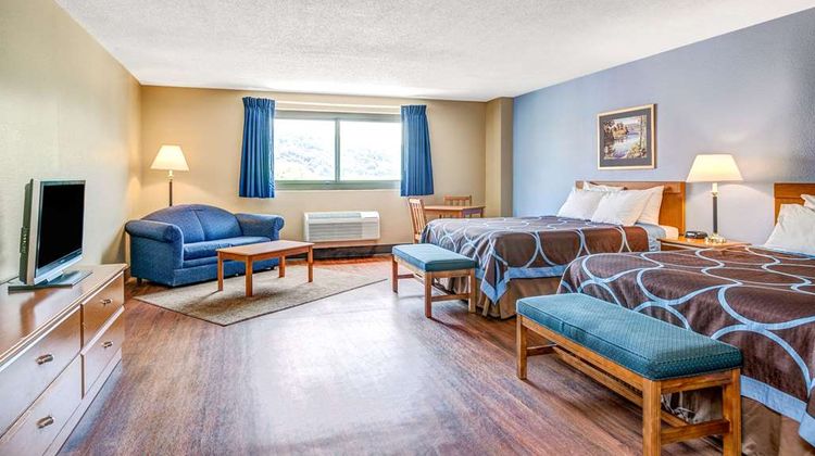 Super 8 Mahwah Suite