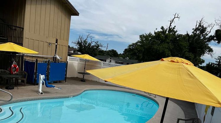 Super 8 Red Bluff Pool