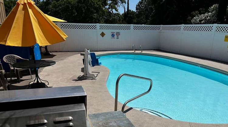 Super 8 Red Bluff Pool