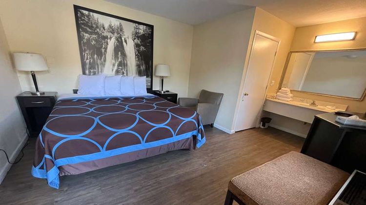 Super 8 Red Bluff Room