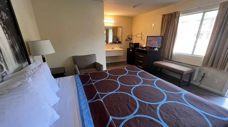 Super 8 Red Bluff Room