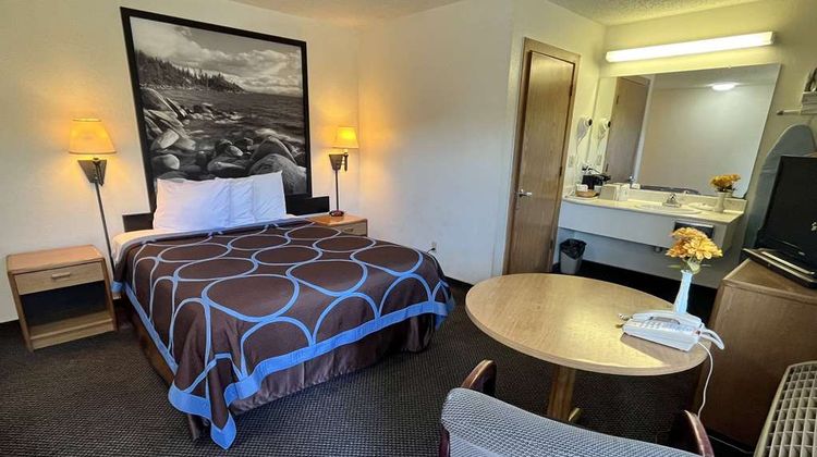 Super 8 Red Bluff Room