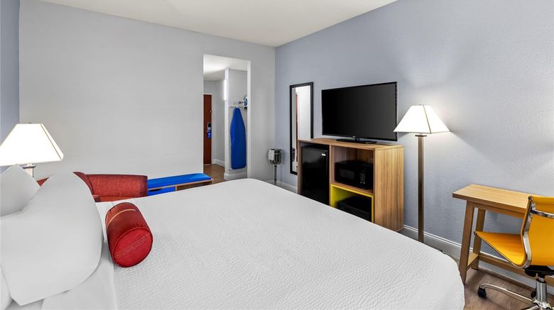 <b>Days Inn & Suites Lakeland Suite</b>. Images powered by <a href="https://iceportal.shijigroup.com/" title="IcePortal" target="_blank">IcePortal</a>.