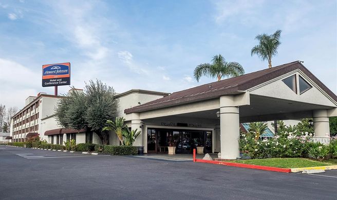 Howard Johnson Hotel & Conf Ctr Exterior