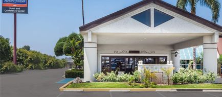 Howard Johnson Hotel & Conf Ctr Exterior