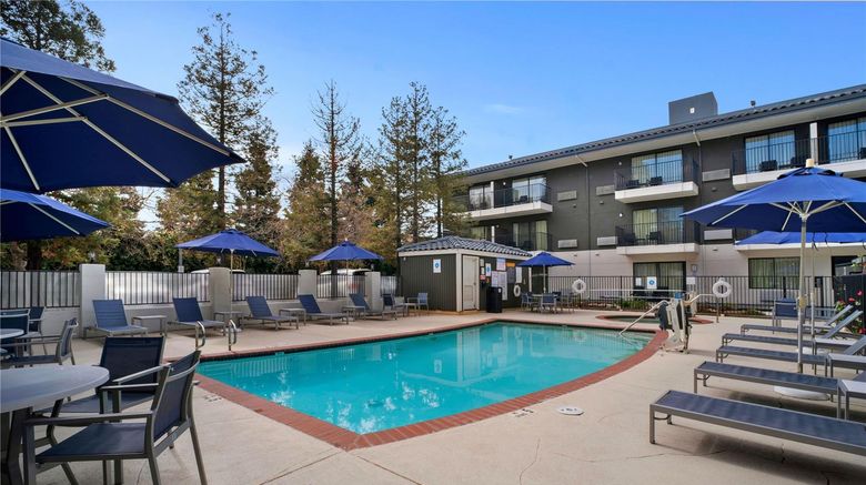 <b>Howard Johnson Hotel & Conf Ctr Pool</b>. Images powered by <a href="https://iceportal.shijigroup.com/" title="IcePortal" target="_blank">IcePortal</a>.