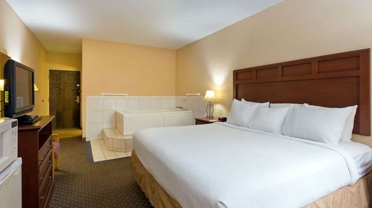 Days Inn & Suites Northwest Indianapolis Suite