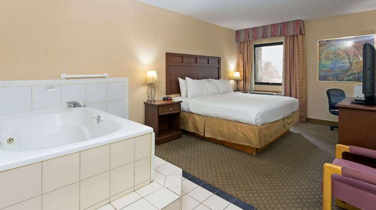 Days Inn & Suites Northwest Indianapolis Suite