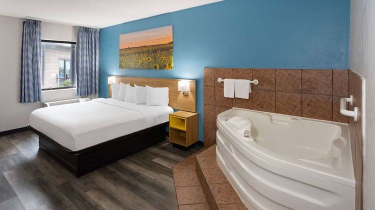 Days Inn & Suites Northwest Indianapolis Suite