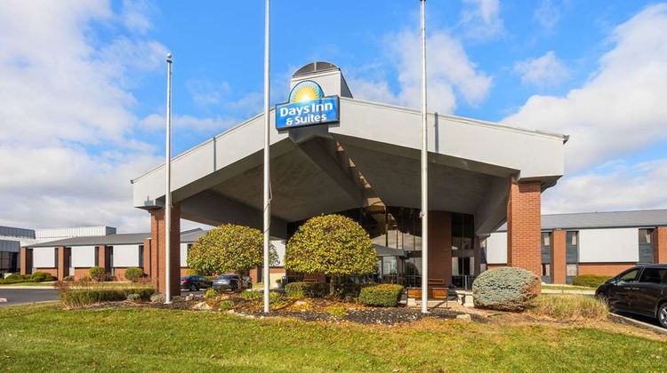 Days Inn & Suites Northwest Indianapolis Exterior