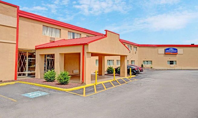 Howard Johnson Pikesville Exterior