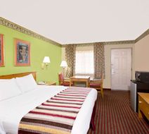 Days Inn & Suites Starkville Room