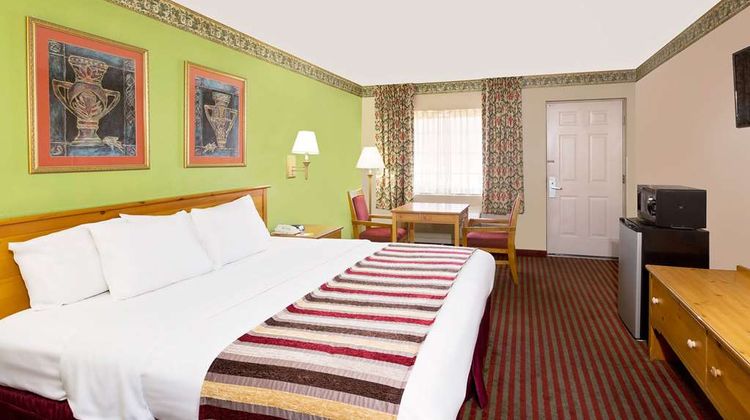 Days Inn & Suites Starkville Room
