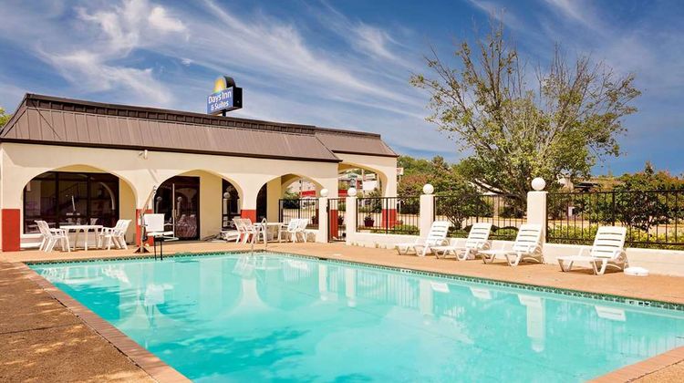 Days Inn & Suites Starkville Pool