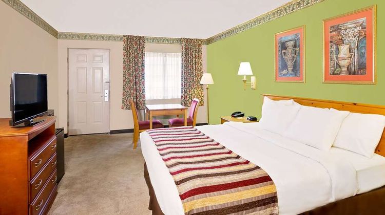 Days Inn & Suites Starkville Room