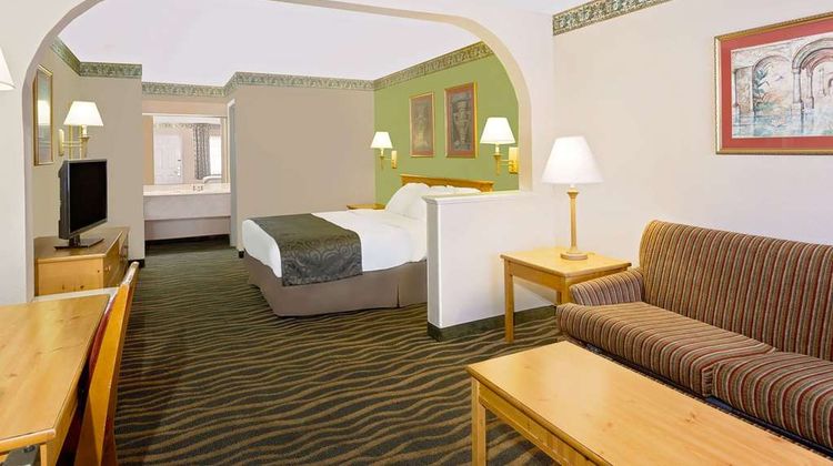 Days Inn & Suites Starkville Room