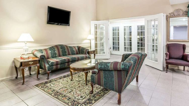 Super 8 Clinton Lobby