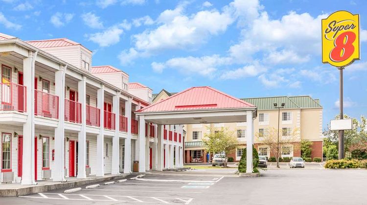 Super 8 Clinton Exterior