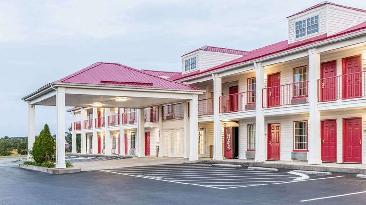 Super 8 Clinton Exterior