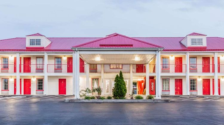Super 8 Clinton Exterior