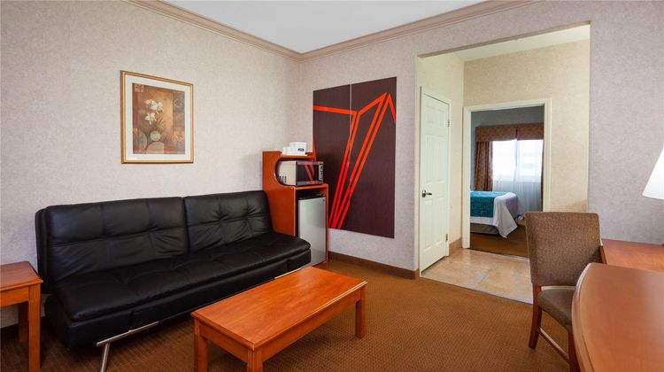 Howard Johnson Inn & Suites Pico Rivera Suite