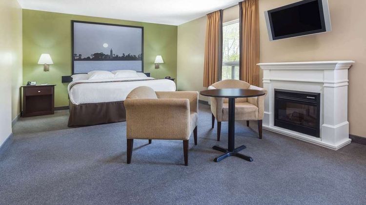 Super 8 Midland Suite