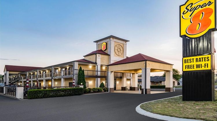 Super 8 Columbia Exterior