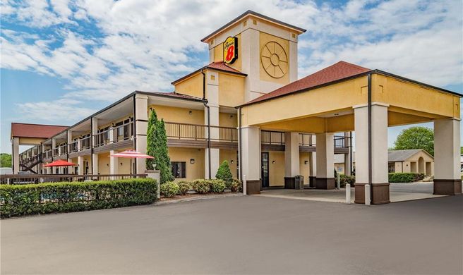 Super 8 Columbia Exterior