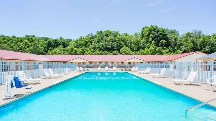 Travelodge Parkersburg Pool