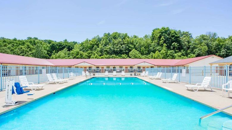 <b>Travelodge Parkersburg Pool</b>. Images powered by <a href="https://iceportal.shijigroup.com/" title="IcePortal" target="_blank">IcePortal</a>.