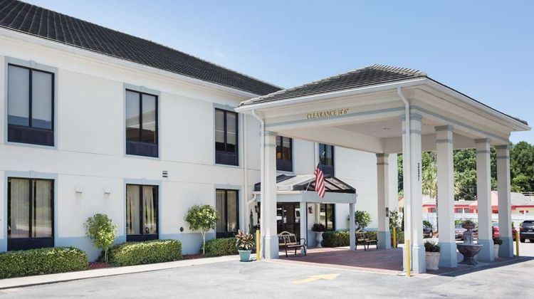 Baymont Inn & Suites  Garden City Exterior