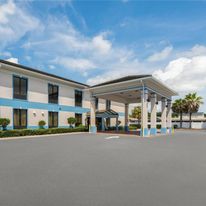 Baymont Inn & Suites  Garden City