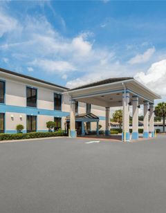 Baymont Inn & Suites  Garden City