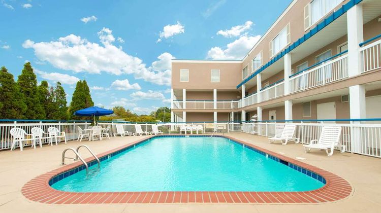 Baymont Inn & Suites Louisville East Pool