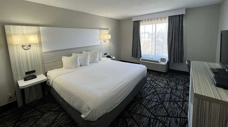 Baymont Inn & Suites Peoria Room