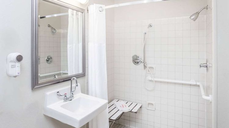 Baymont Inn & Suites Peoria Room
