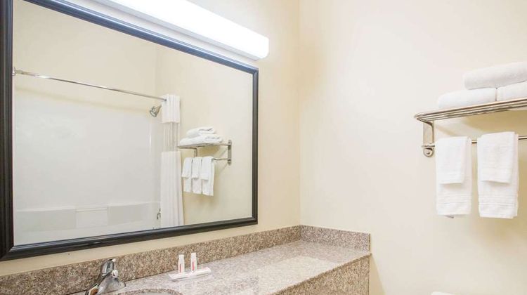 Baymont Inn & Suites Savannah South Room
