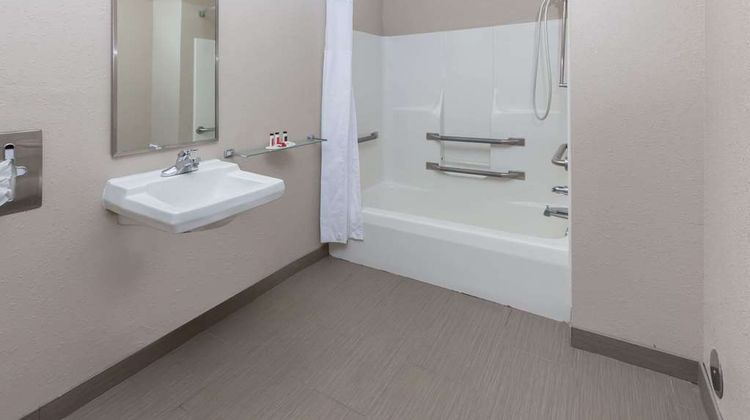 Baymont Inn & Suites Gaylord Room