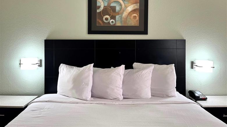 <b>Baymont by Wyndham Cincinnati Room</b>. Images powered by <a href="https://iceportal.shijigroup.com/" title="IcePortal" target="_blank">IcePortal</a>.