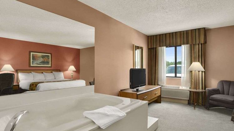 Baymont Inn & Suites Sullivan Suite
