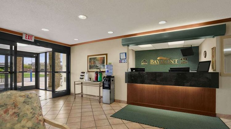 Baymont Inn & Suites Sullivan Lobby