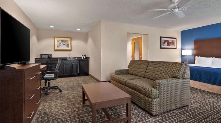 Baymont Inn & Suites Washington Suite
