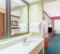 Baymont Inn & Suites Jonesboro Room