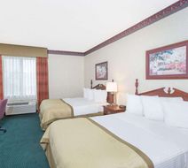 Baymont Inn & Suites Jonesboro Room