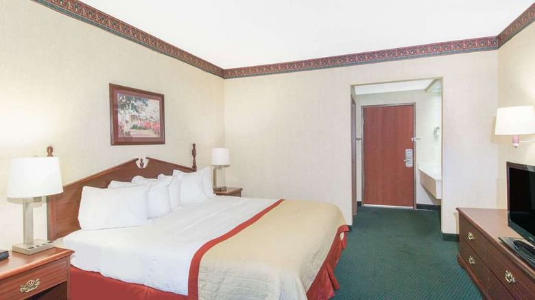 <b>Baymont Inn & Suites Jonesboro Room</b>. Images powered by <a href="https://iceportal.shijigroup.com/" title="IcePortal" target="_blank">IcePortal</a>.