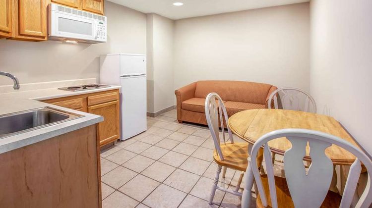 Baymont Inn & Suites Grand Rapids Arpt Room