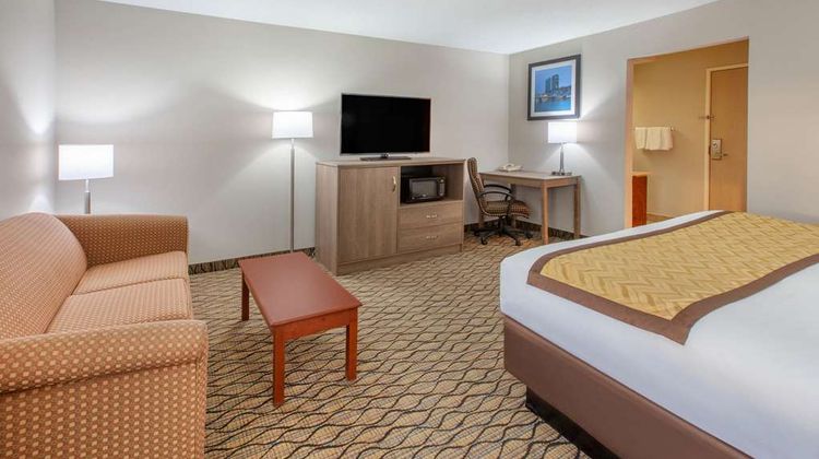 Baymont Inn & Suites Grand Rapids Arpt Suite