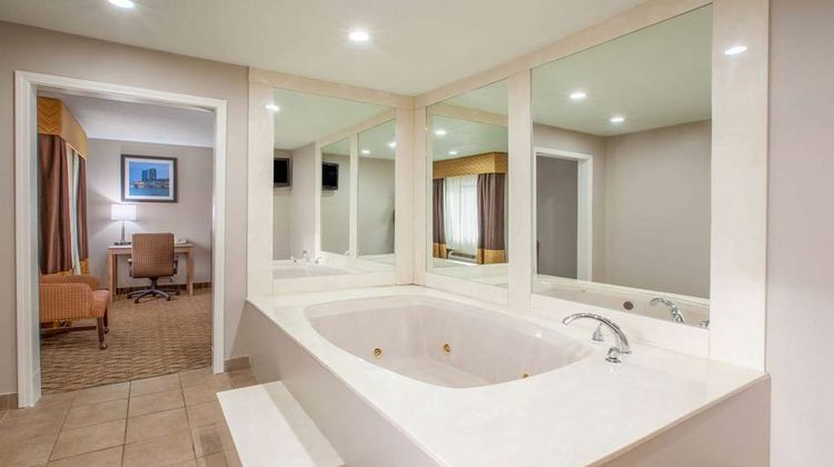 Baymont Inn & Suites Grand Rapids Arpt Suite