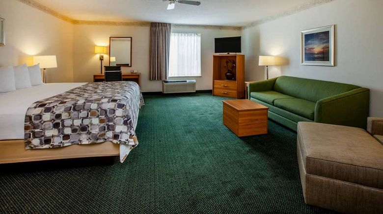 <b>Baymont Inn & Suites Mackinaw City Suite</b>. Images powered by <a href="https://iceportal.shijigroup.com/" title="IcePortal" target="_blank">IcePortal</a>.
