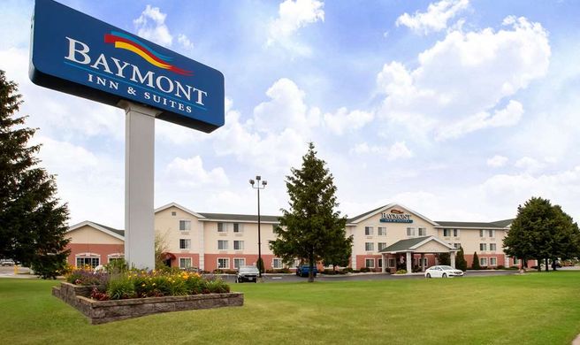 Baymont Inn & Suites Mackinaw City Exterior